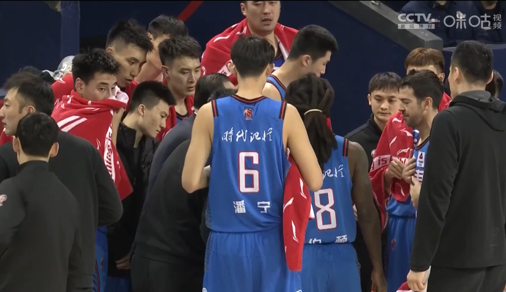 渝州山猫队守住胜果泰山雄鲨队，足球常规赛上演裁判判罚引热议！外援联手发威的简单介绍