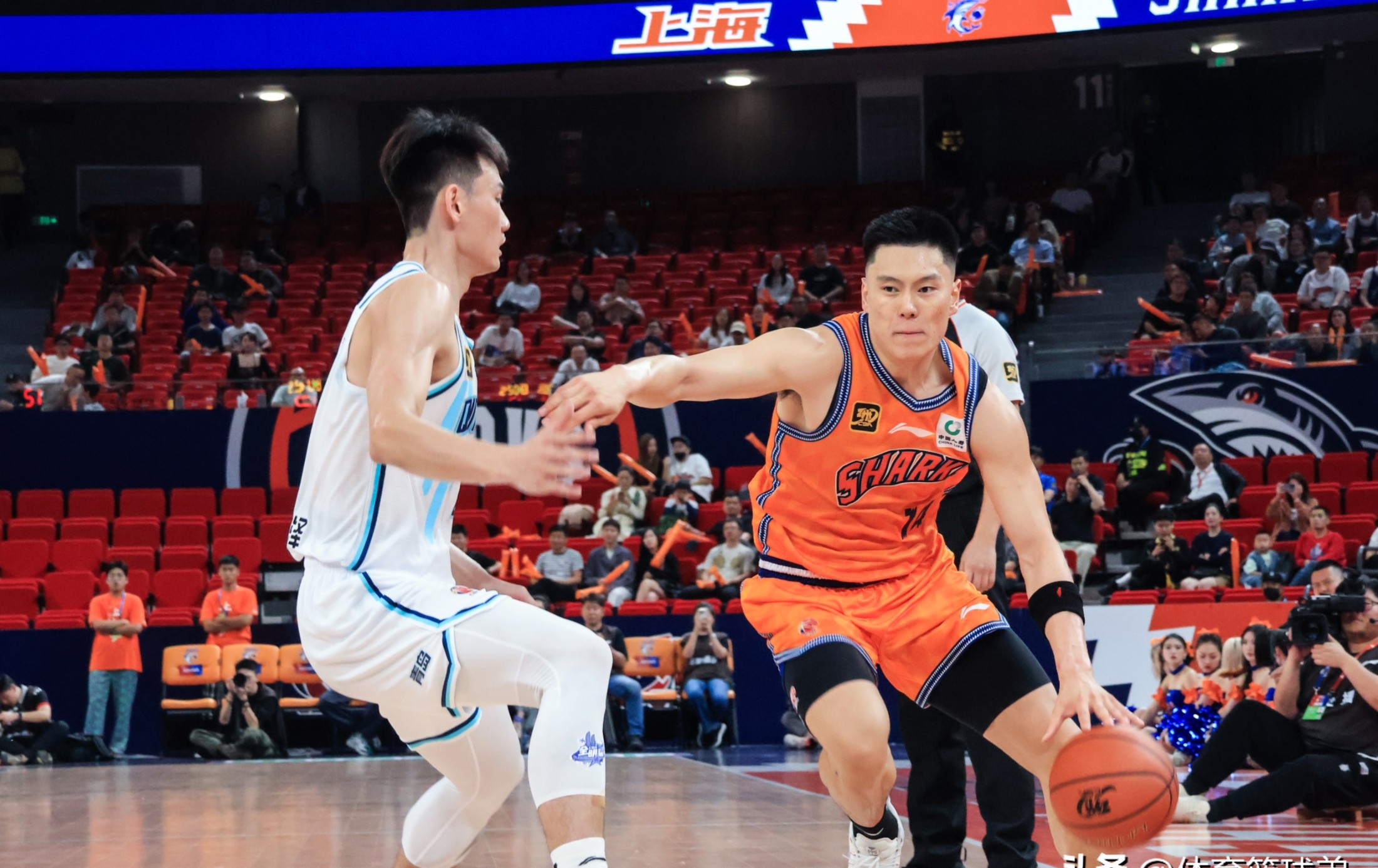 拳击友谊赛掀起高潮，瓯越巨龙队强势横扫中原迅豹队，老将里程碑之夜——中场绞杀压制对手的简单介绍