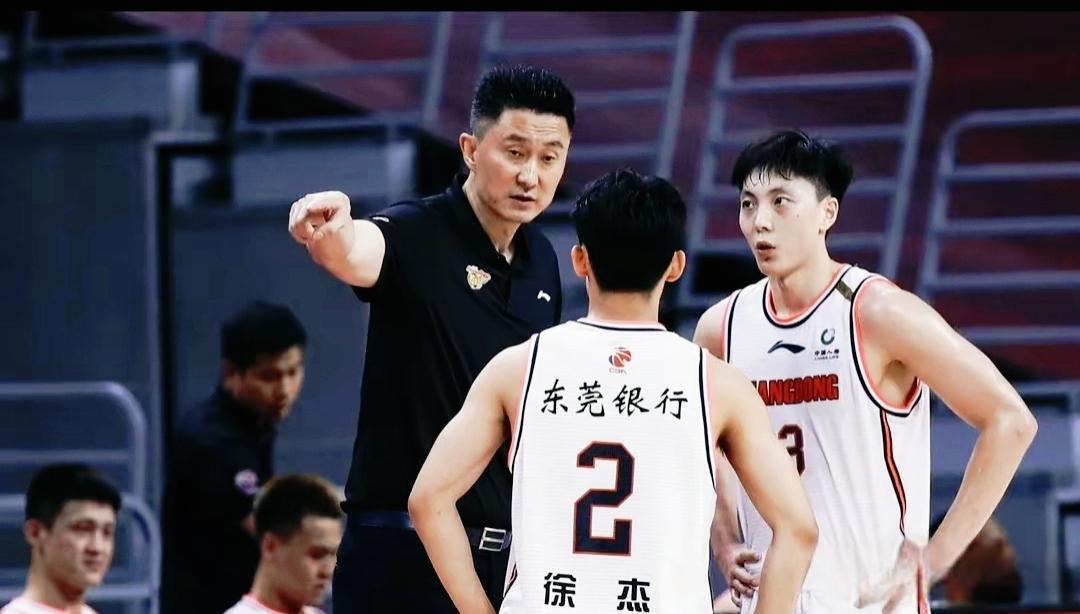 包含NBA季后赛赛程吃紧，山东男篮冲刺阶段手感冰凉，气氛紧张，年轻球员得到机会的词条